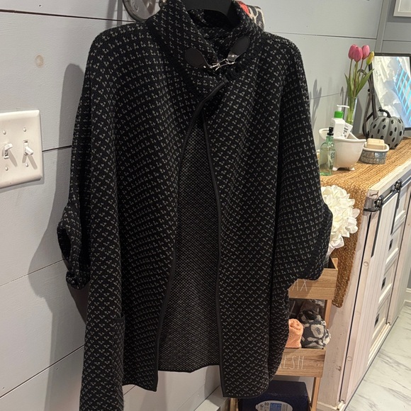 Steve Madden NWT Elegant Black and Gray Women's poncho/cape - Picture 1 of 3